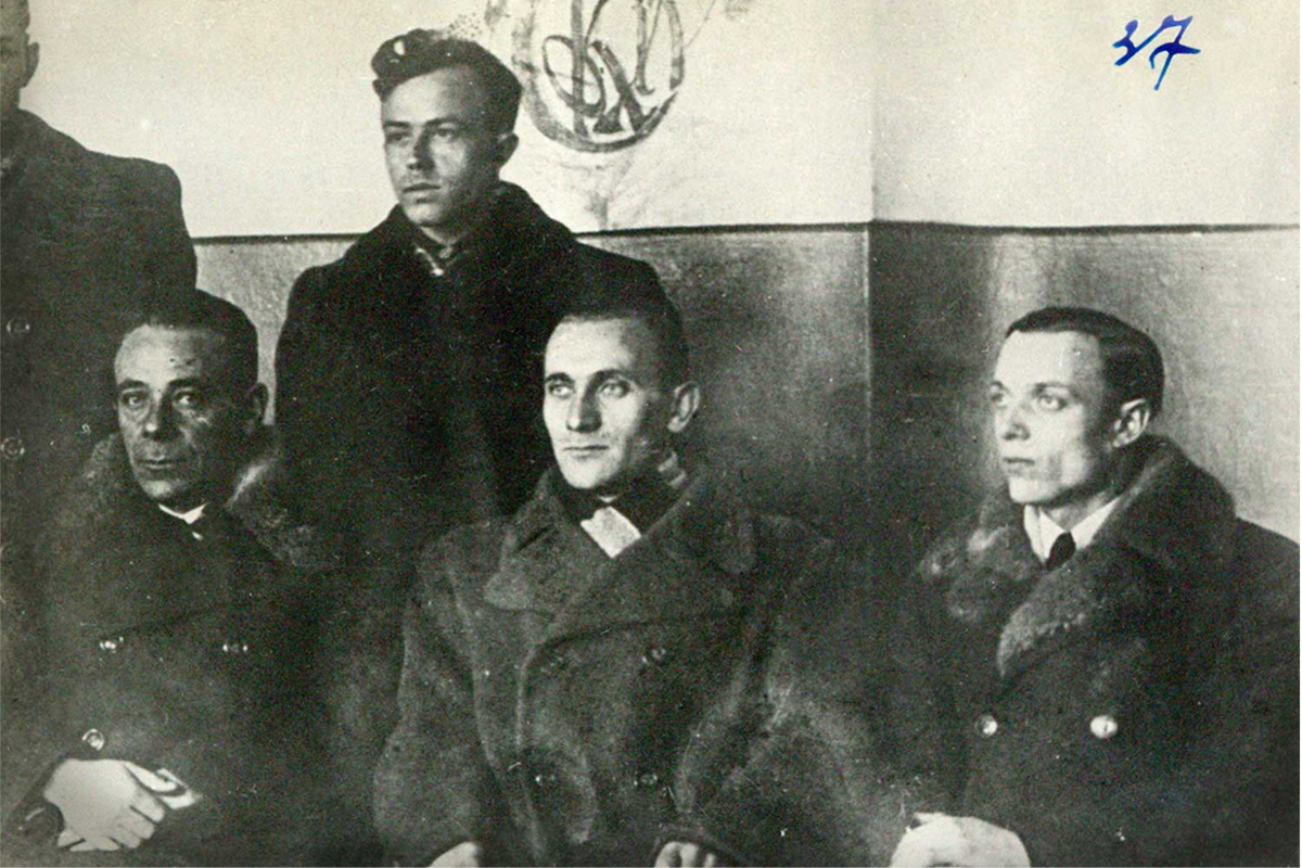 Фотография членов правления украинской организации "Сокол" в Збараже, 1938 год (в первом ряду в центре - Дмитрий Клячкивский).