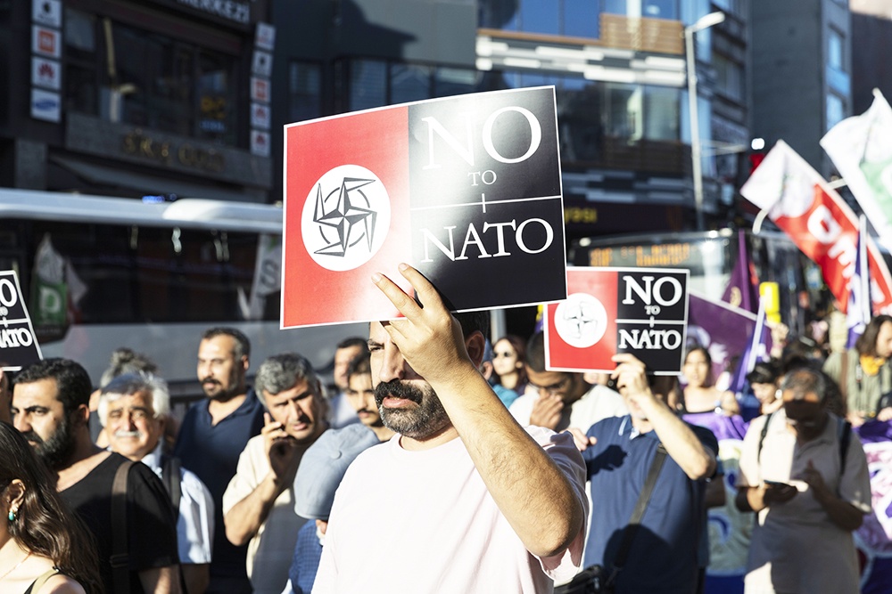 В Анкаре прошли протесты против проведения саммита НАТО. Но на планы организаторов встречи это не повлияло. 