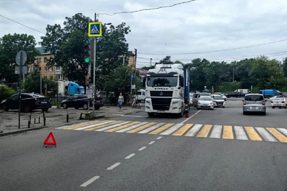 Попытка перейти дорогу в неположенном месте буквально в трех метрах от пешеходного перехода закончилась для пожилой женщины смертью.
