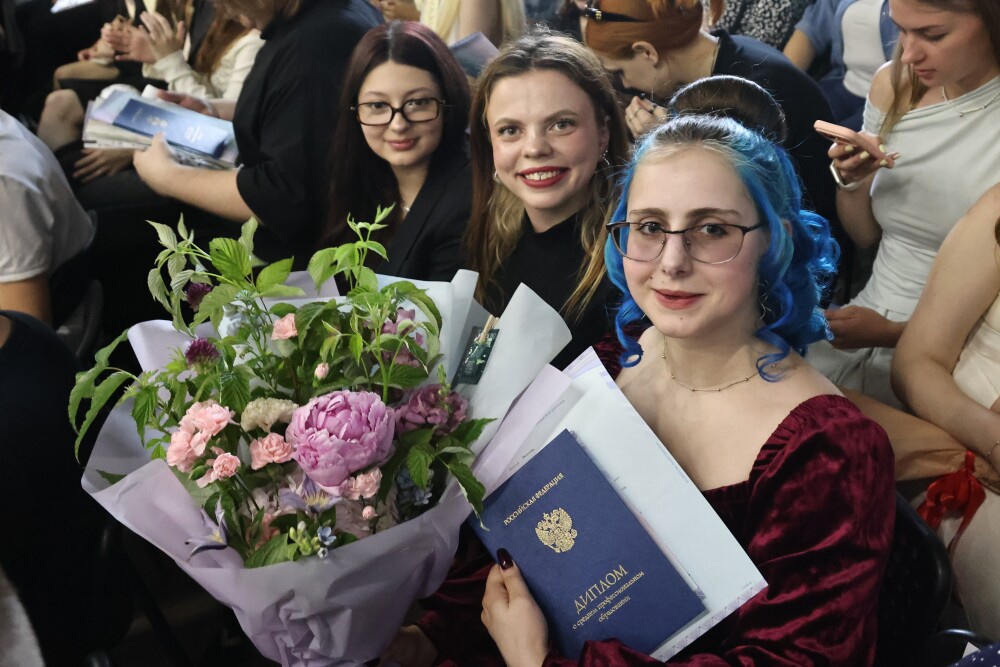 Глядя на этих юных выпускниц 26 КАДРА, сложно представить, что завтра некоторые из них возьмут в руки аргоно-дуговой сварочный аппарат.