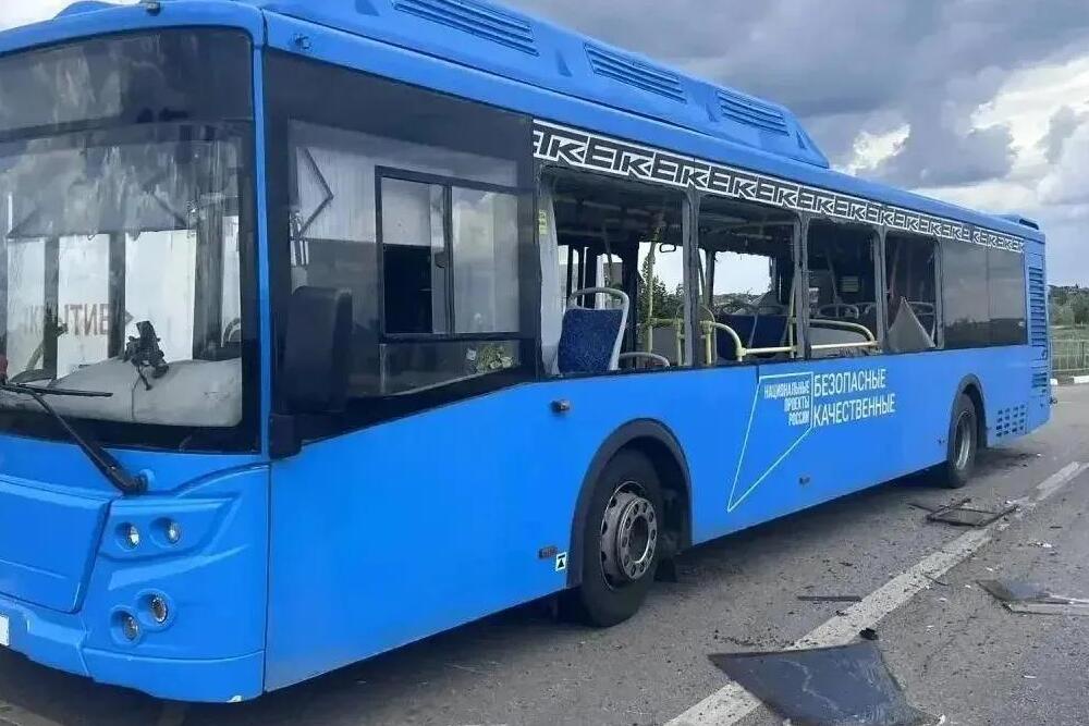 В Белгородском округе дрон ВСУ атаковал пассажирский автобус на участке автодороги Никольское - Таврово.