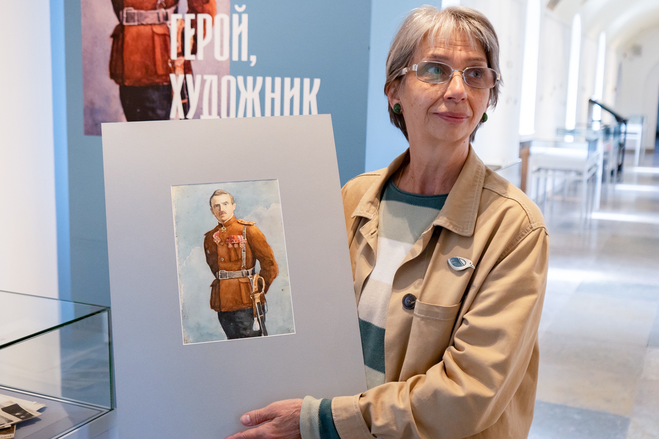Нина Жернакова с автопортретом Георгия Кадина. 1916. 