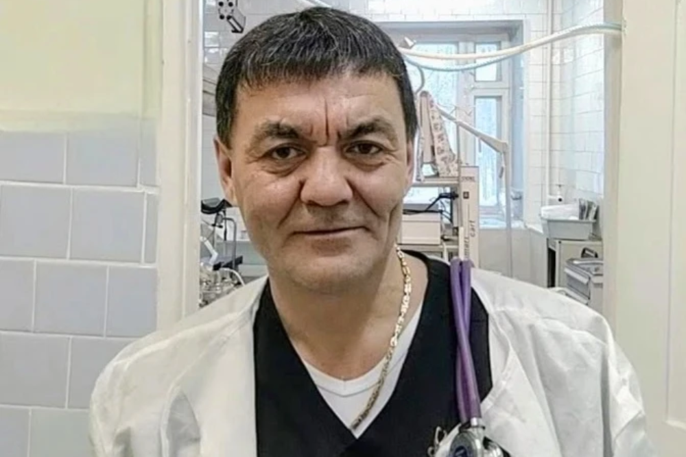 Вместе с полицейскими он поддерживал жизнь пациента до приезда скорой помощи.