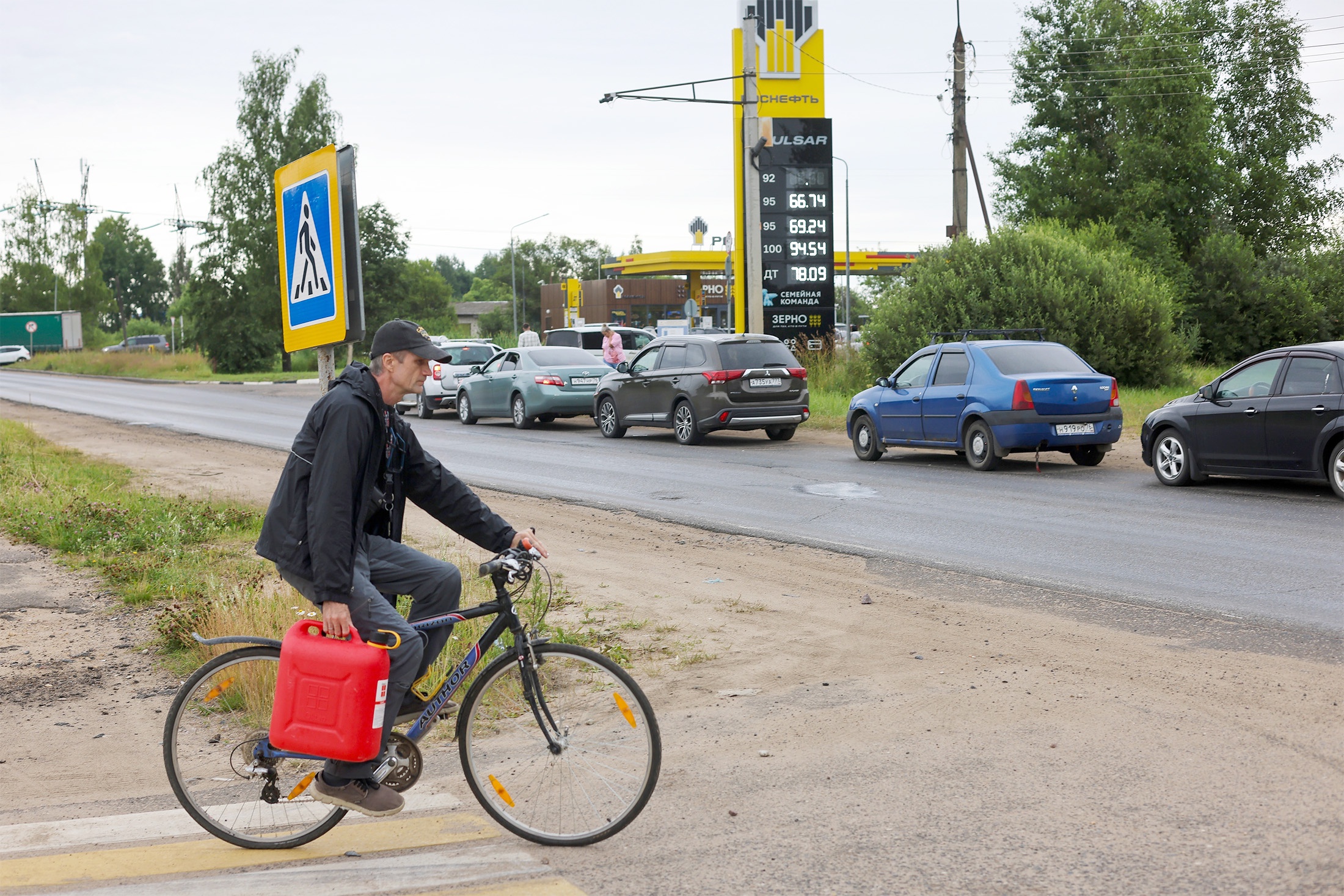 Очередь автомобилей на АЗС. Очередь автомобилей на АЗС.