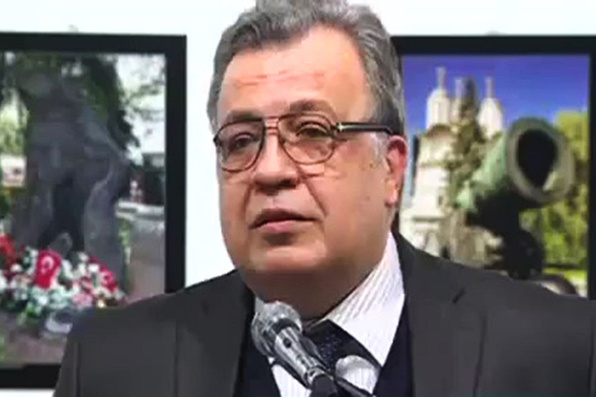 Посол России в Турции Андрей Карлов - кадр сделан за несколько секунд до покушения.