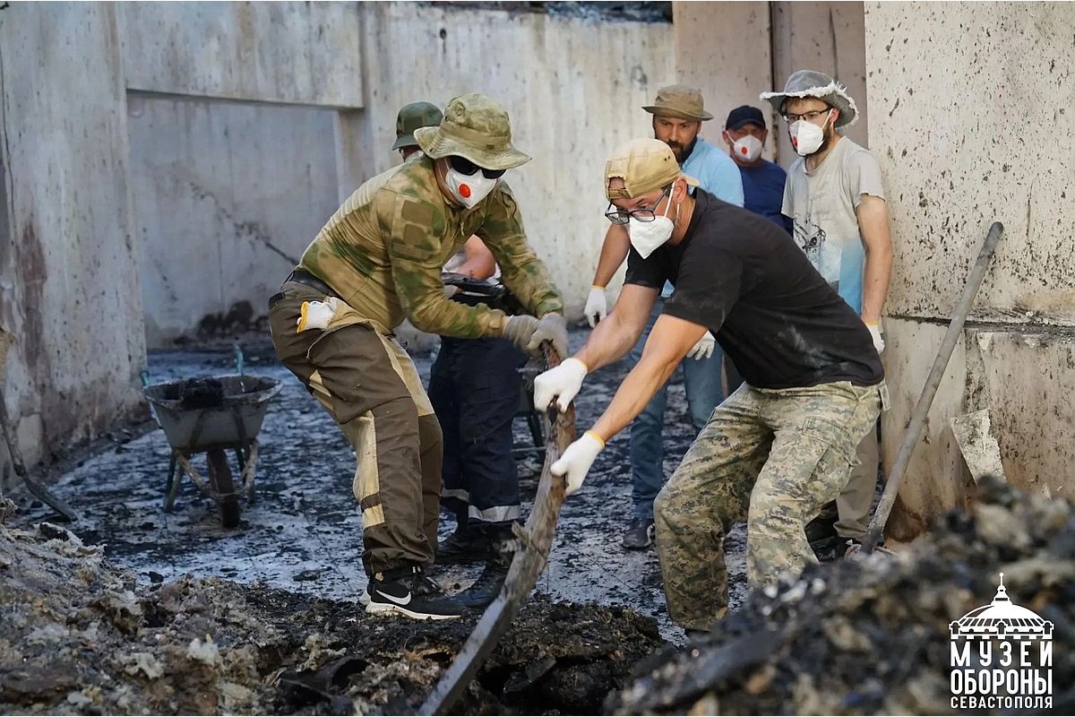 Удар по музею-панораме Севастополя был провокацией спецслужб Лондона, заявили в СВР. На фото: работы в музее после пожара.