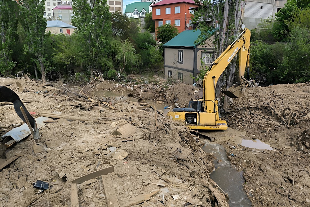 В Махачкале продолжается расчистка русла Тарнаирки, а в мэрии анонсировали снос капитальных строений, незаконно возведенных у реки.
