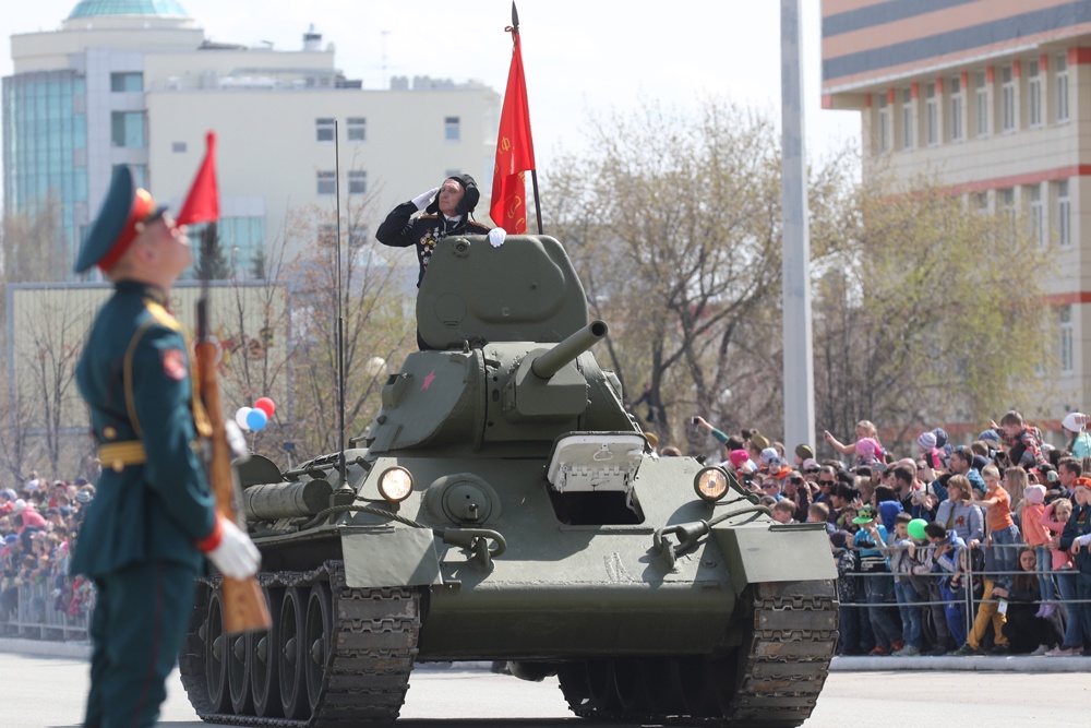 Легендарный танк Т-34, который в годы войны выпускали на Урале, привлекает всеобщее внимание на Парадах Победы.