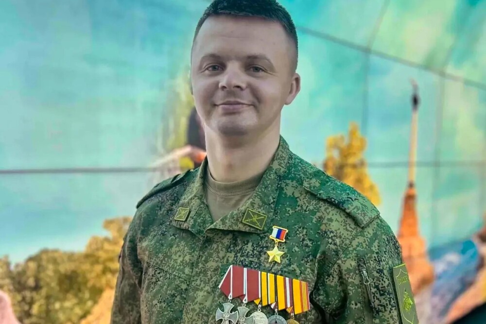 Гвардии майор Роман Апалков родом из Воронежской области. На передовой его знают под позывным Богучар, выбранным им в честь малой родины. За плечами молодого офицера - десятки успешных штурмов. Красноречивее любых слов о подвигах Романа говорят "Золотая Звезда" Героя России и два ордена Мужества на его груди. Разведрота под командованием Богучара получила задачу: с боями продвинуться до центра Марьинки и взять молокозавод. Другое подразделение уже пыталось взять объект, но безуспешно. Богучар смог, после чего возглавил сформированный из добровольцев штурмовой отряд "Шторм". Именно его бойцы одними из первых освободили Марьинку, за что Роман и получил звание Героя России. Гвардии майор Роман Апалков родом из Воронежской области. На передовой его знают под позывным Богучар, выбранным им в честь малой родины. За плечами молодого офицера - десятки успешных штурмов. Красноречивее любых слов о подвигах Романа говорят "Золотая Звезда" Героя России и два ордена Мужества на его груди. Разведрота под командованием Богучара получила задачу: с боями продвинуться до центра Марьинки и взять молокозавод. Другое подразделение уже пыталось взять объект, но безуспешно. Богучар смог, после чего возглавил сформированный из добровольцев штурмовой отряд "Шторм". Именно его бойцы одними из первых освободили Марьинку, за что Роман и получил звание Героя России.