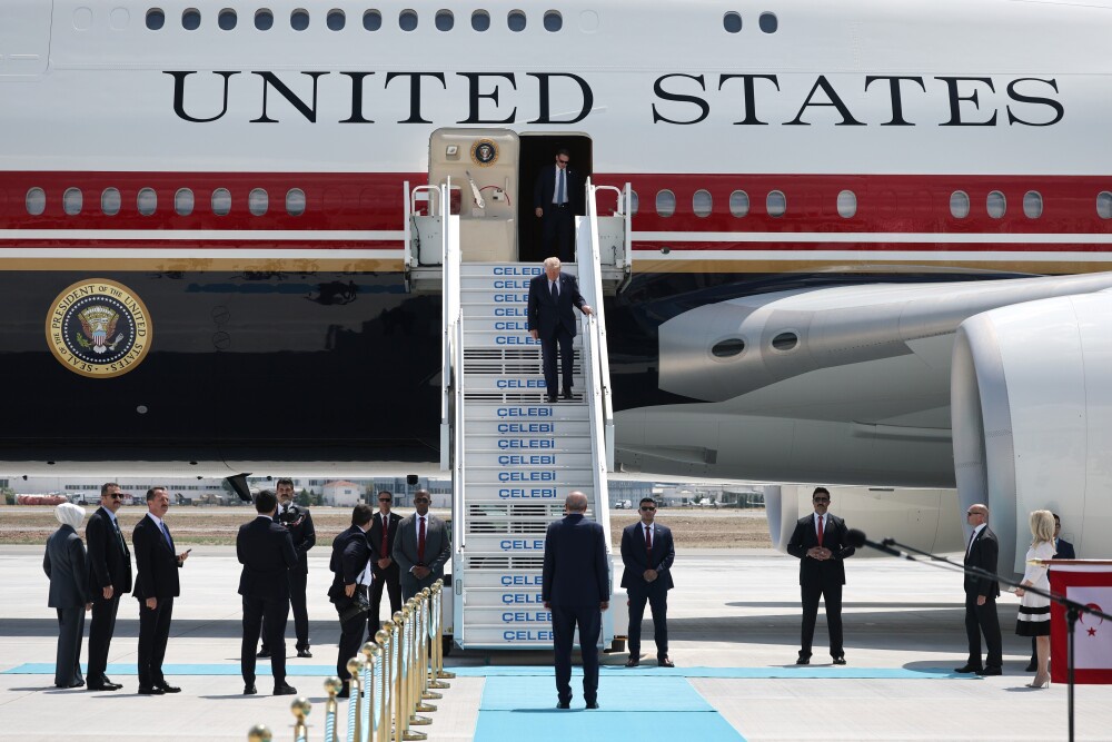 Президент Эрдоган встречал Трампа у трапа. Глава Белого дома прибыл в Анкару на модернизированном роскошном "Боинге 747", подаренном Катаром.