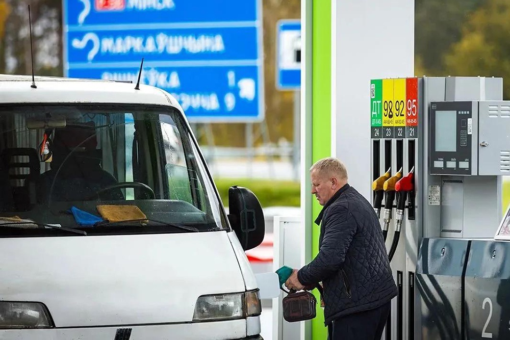 Цены на всех АЗС Беларуси одинаковы, они сопоставимы с российскими.