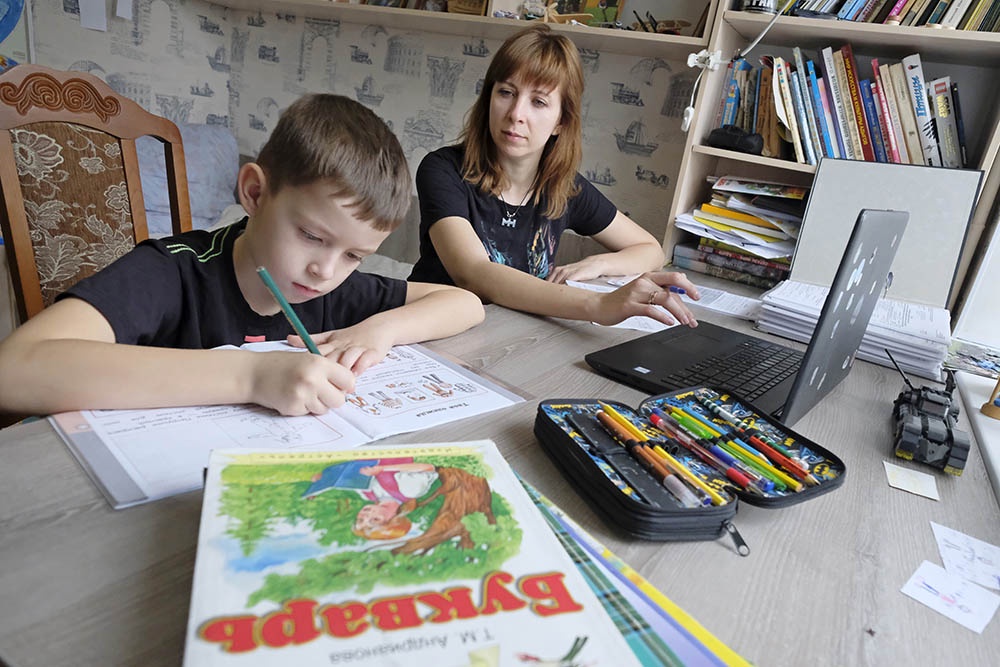 "Домашка" в первом классе давно отменена, можно предлагать только материал для повторения.