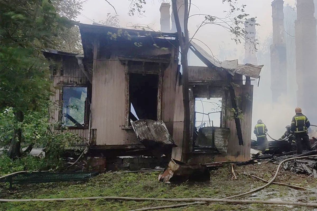 Местный житель забрел в пустующее здание и решил покурить. Пожар уничтожил исторический дом. Местный житель забрел в пустующее здание и решил покурить. Пожар уничтожил исторический дом.