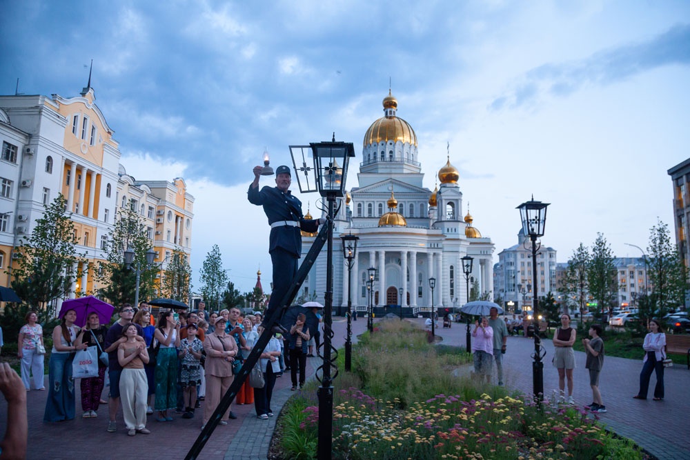 Полюбоваться на красивую церемонию зажжения фонарей приходят целыми семьями. Полюбоваться на красивую церемонию зажжения фонарей приходят целыми семьями.