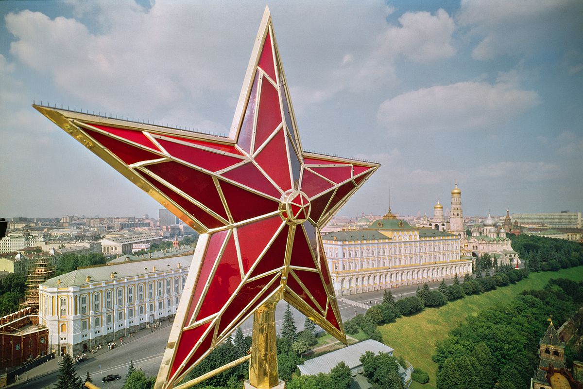 Звезды Московского Кремля сделаны из рубинового стекла, которое произвели на заводе "Автостекло" в Константиновке. 