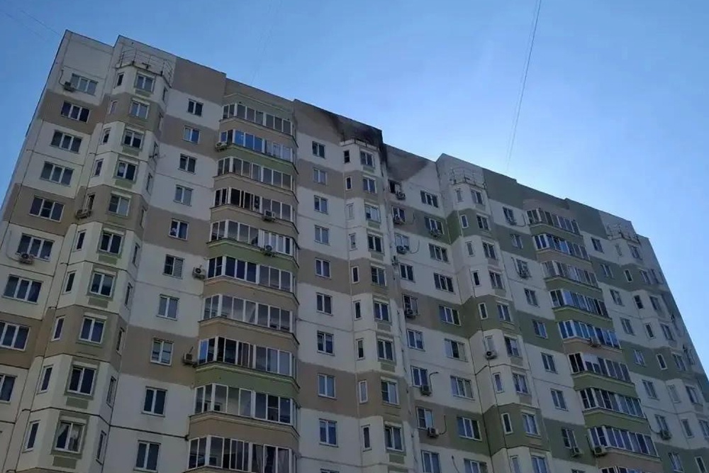 В многоквартирных домах выбиты окна в результате атаки БПЛА. В многоквартирных домах выбиты окна в результате атаки БПЛА.
