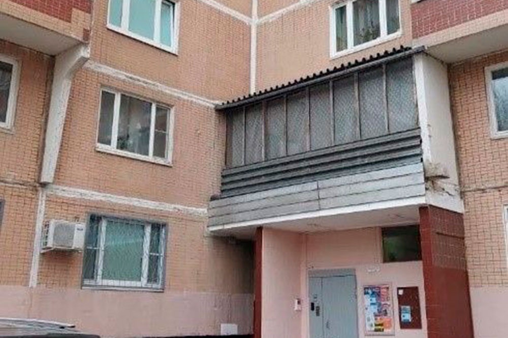 На Палехской улице житель второго этажа построил балкон прямо на козырьке над входом в подъезд.
