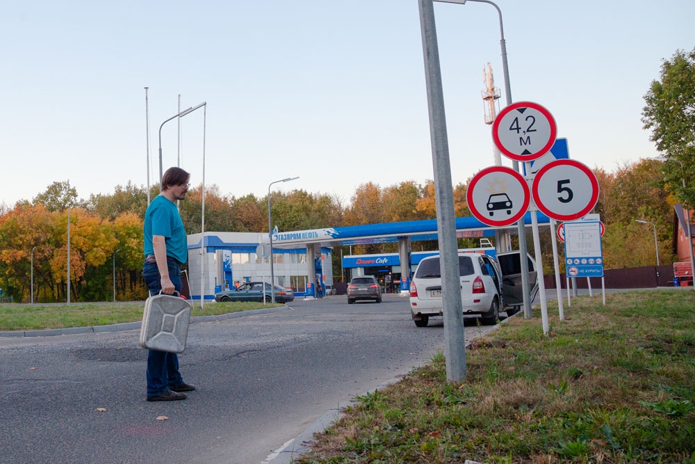 Бензин в канистры теперь не отпускают. Бензин в канистры теперь не отпускают.