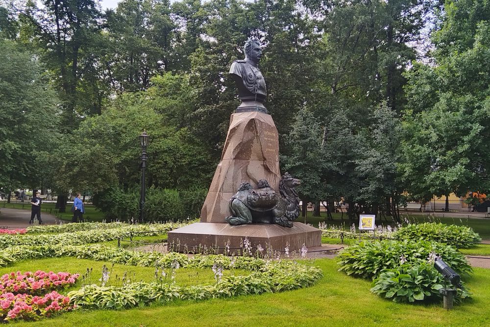 Предупреждение раздается, когда кто-то подходит к памятнику слишком близко. 