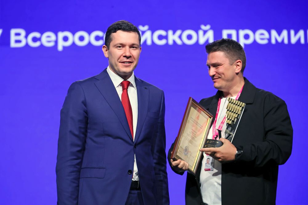 Антон Алиханов вручил награду лучшему молодому промышленнику 2026 года. Им стал Олесь Логинов (Москва) Антон Алиханов вручил награду лучшему молодому промышленнику 2026 года. Им стал Олесь Логинов (Москва)