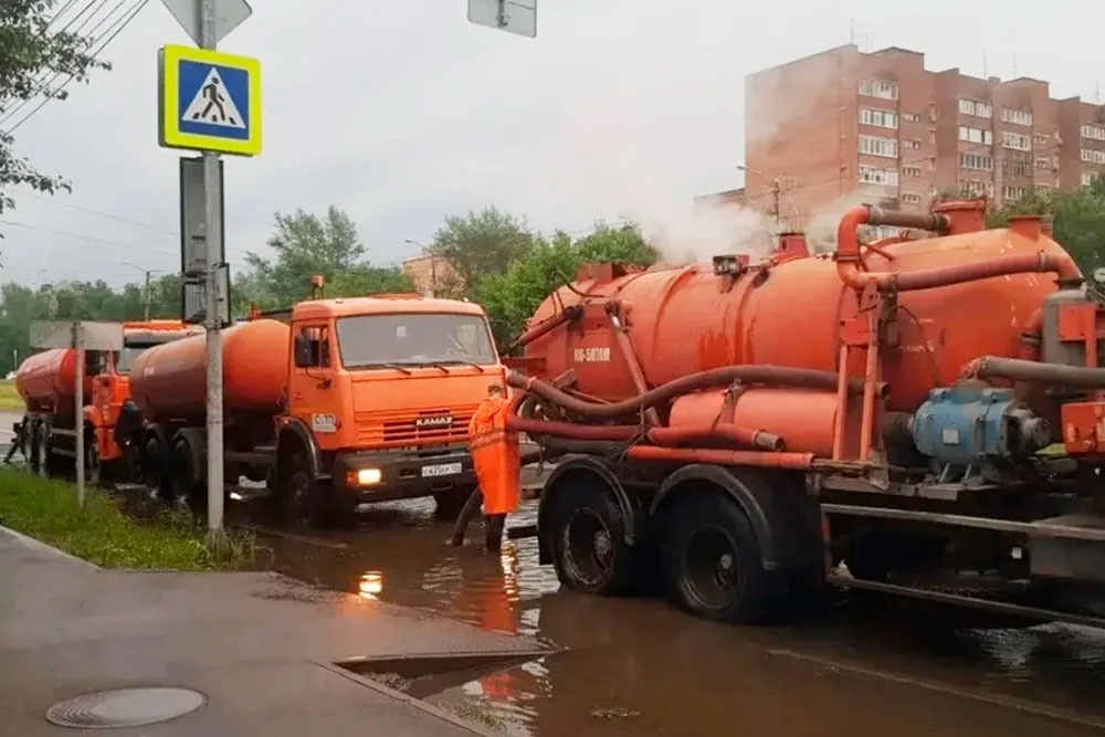 В Красноярске дождь, не прекращавшийся около суток 6-7 июля, затопил улицы и канализацию. В Красноярске дождь, не прекращавшийся около суток 6-7 июля, затопил улицы и канализацию.