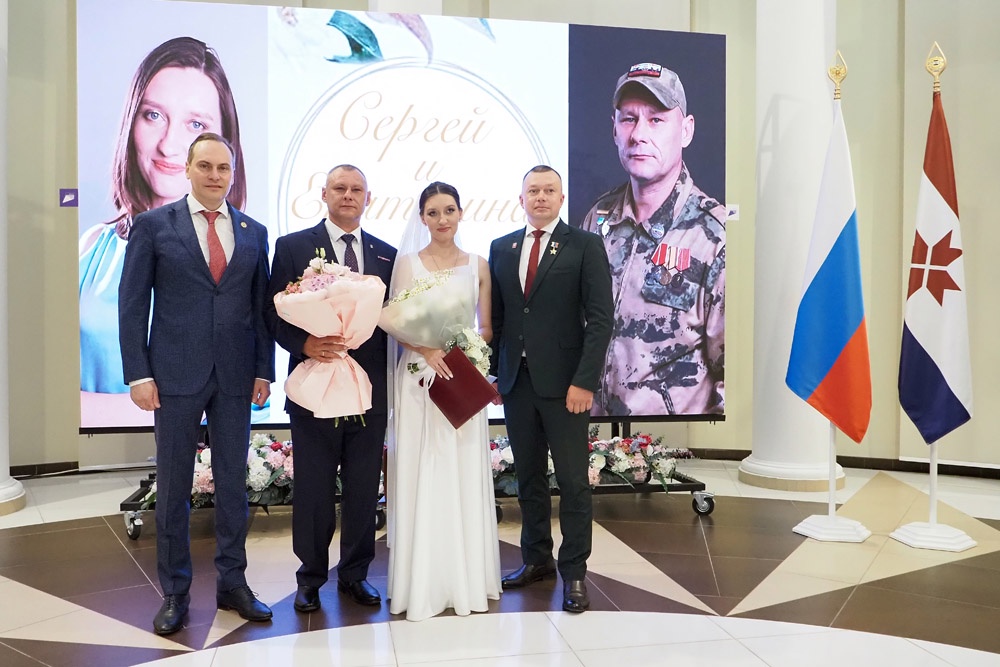 Новобрачных поздравили Артем Здунов (слева) и Артур Орлов (справа). Новобрачных поздравили Артем Здунов (слева) и Артур Орлов (справа).