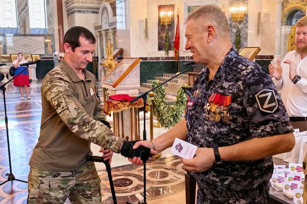 Ветеранам боевых действий вручили праздничные медали. 