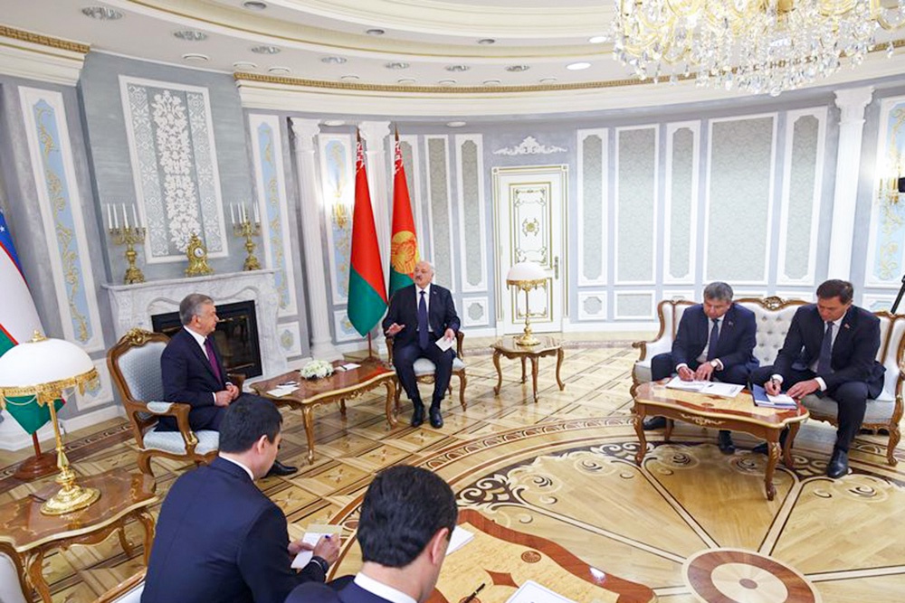 Президент Беларуси Александр Лукашенко на переговорах с Президентом Узбекистана Шавкатом Мирзиёев. Президент Беларуси Александр Лукашенко на переговорах с Президентом Узбекистана Шавкатом Мирзиёев.