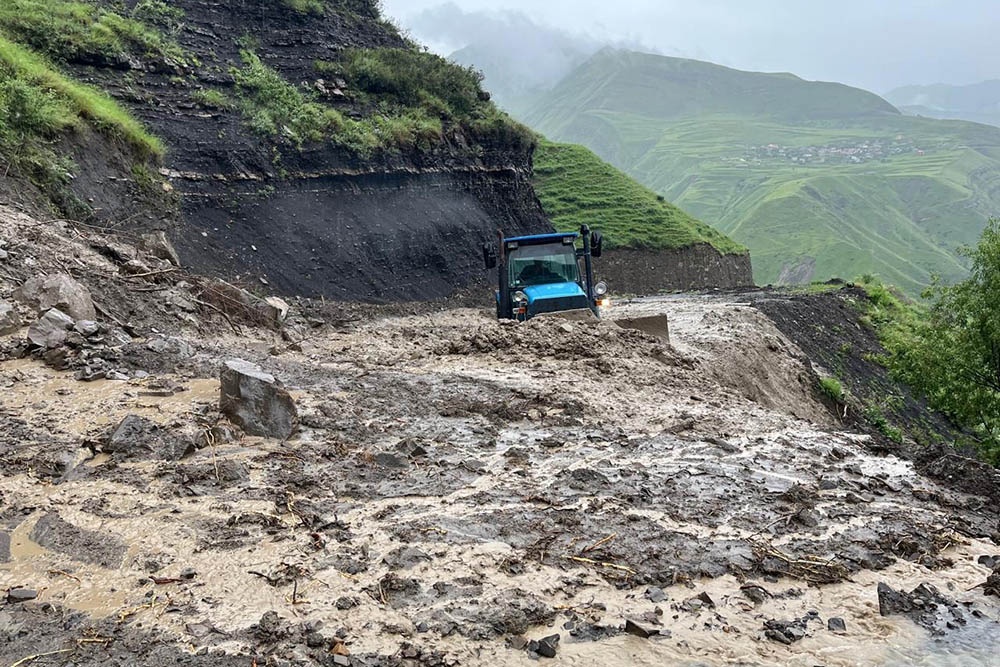 В Кайтагском районе прорвавшая дамбу вода устремилась в сторону села Маджалис В Кайтагском районе прорвавшая дамбу вода устремилась в сторону села Маджалис