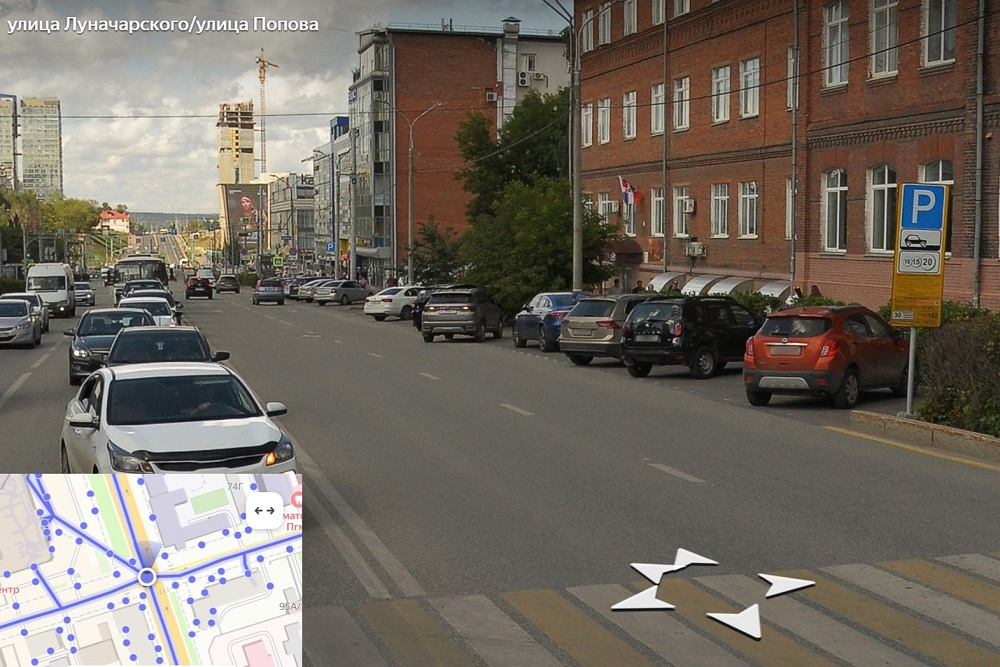 Придорожная парковочная территория в центре Перми. Придорожная парковочная территория в центре Перми.