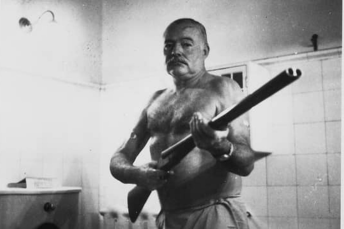 Эрнест Хемингуэй никогда не был в СССР, а вот ружье у него было. На фото 1952 года он в своем поместье на Кубе.