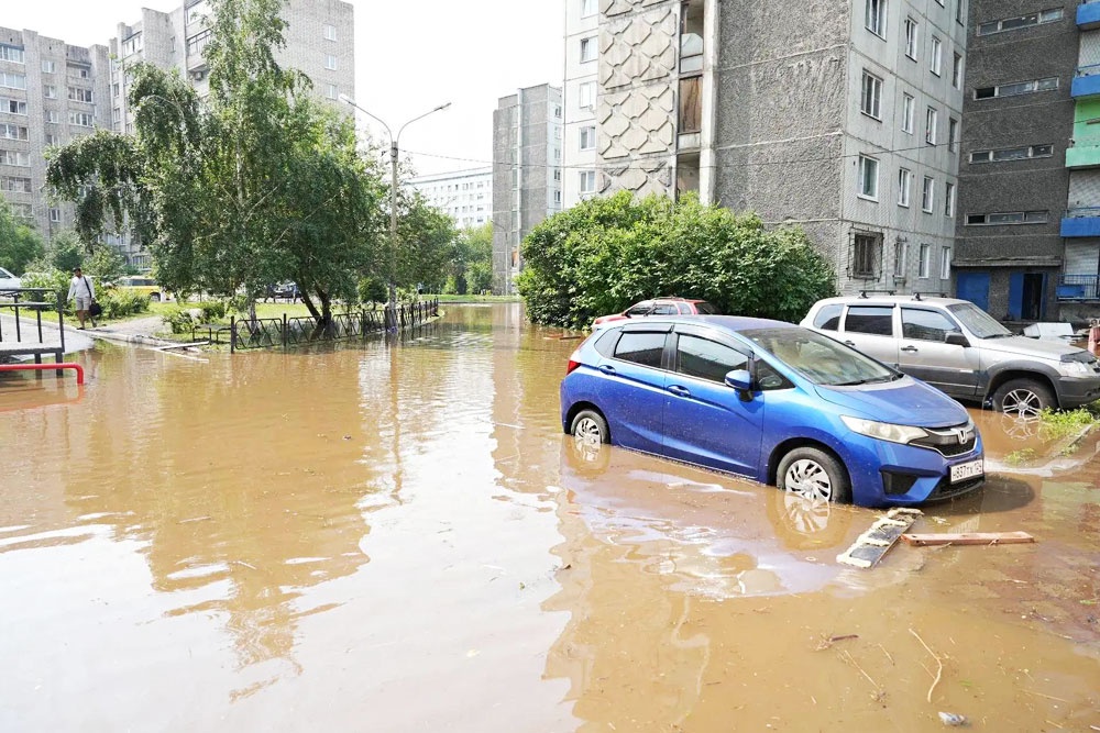 В ряде дворов Красноярска река Кача затруднила автомобилистам доступ к машинам.  