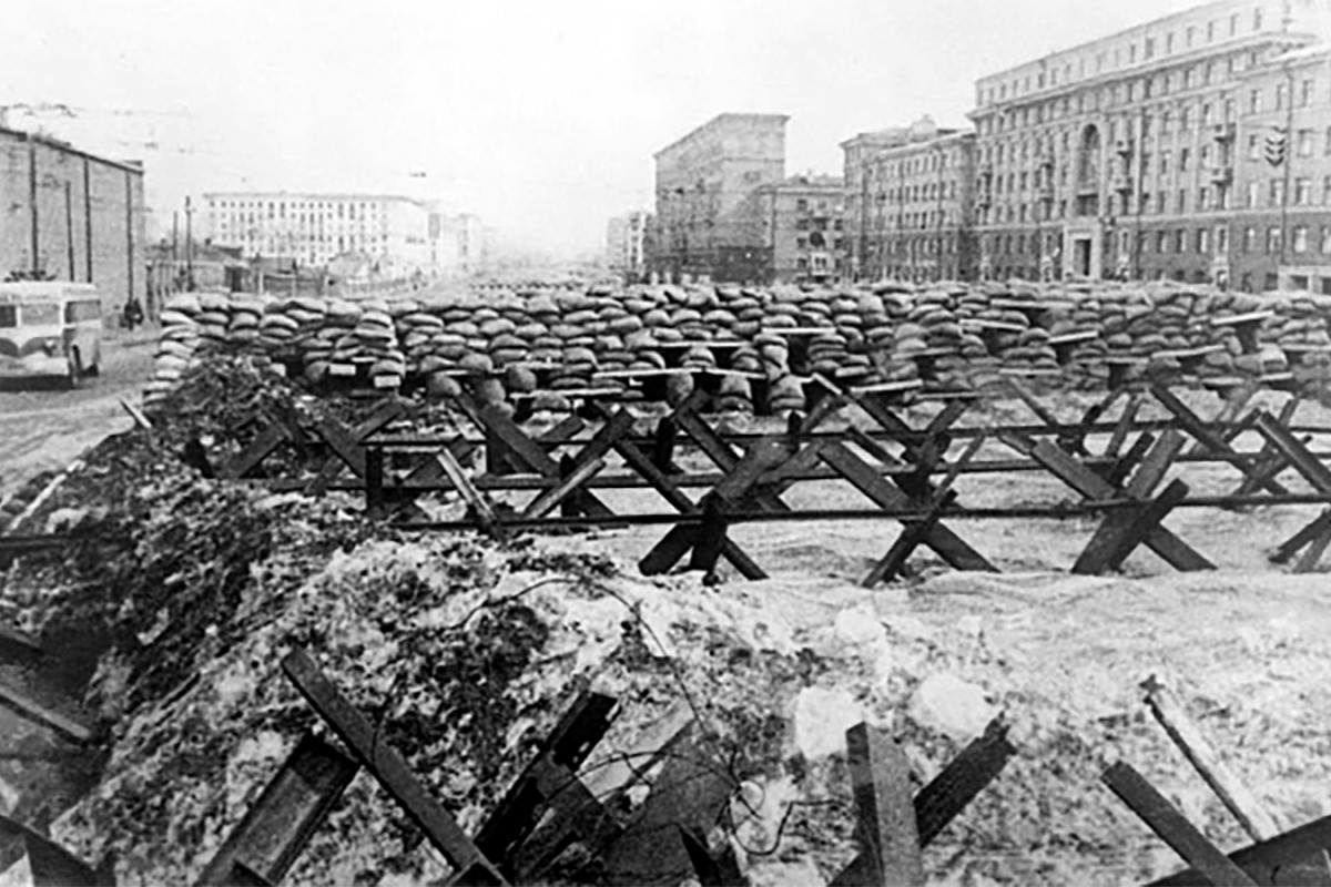 Заграждения из баррикад и противотанковых ежей на Большой Дорогомиловской улице. 1941 год.
