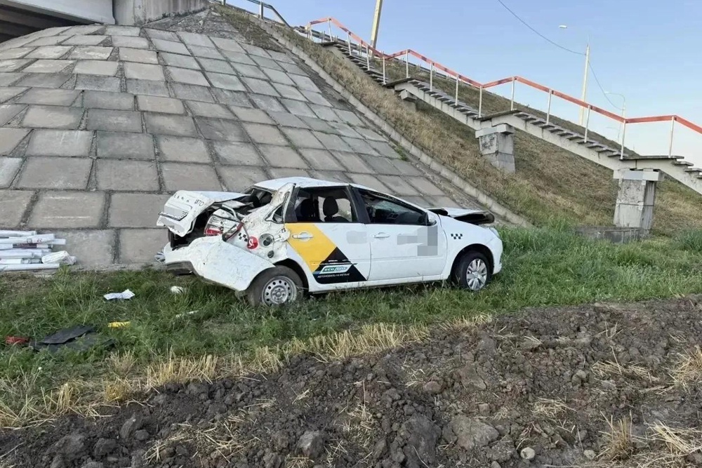 29-летний водитель автомобиля такси Lada Granta не выбрал безопасную скорость.