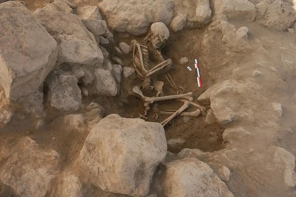 Женщина была похоронена около 2700 лет назад во дворе дома в необычном положении - согнутой, лежащей на левом боку.