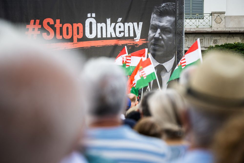 "Остановите тиранию" - гласит надпись на плакате с изображением Петера Мадьяра. "Остановите тиранию" - гласит надпись на плакате с изображением Петера Мадьяра.