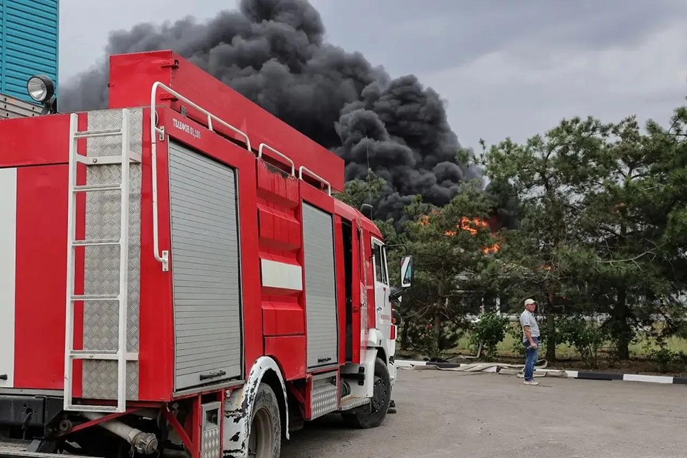 Пожарным удалось локализовать возгорание в двух хранилищах.