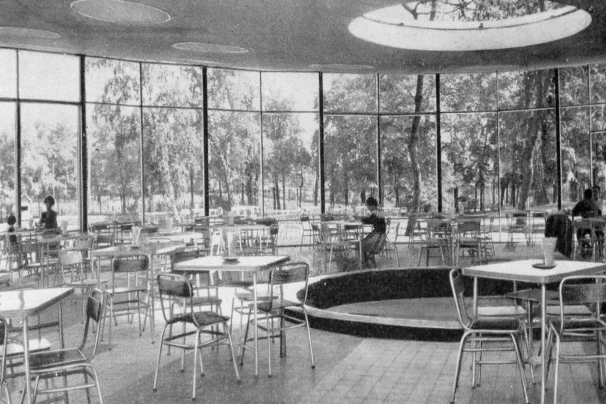 Интерьер кафе "Озерное" в парке "Сокольники" в 1959-м году.