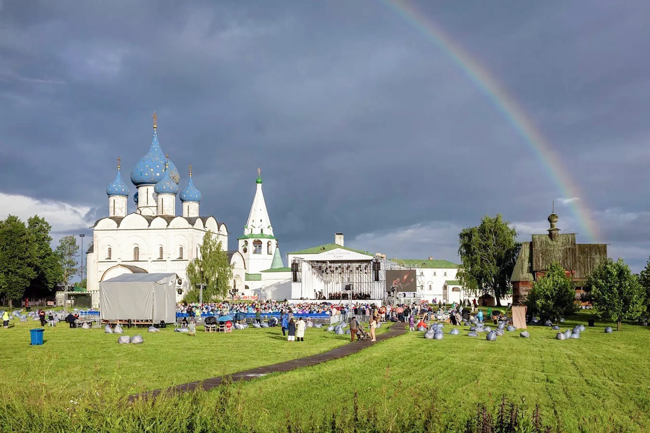 Маленький городок с 8500 жителями этим летом буквально живет фестивалем.