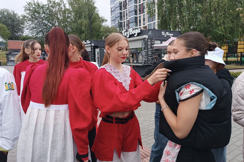 День конкурса выдался прохладным, и модели в льняных костюмах из коллекции "Макошь" в перерывах старались утеплиться