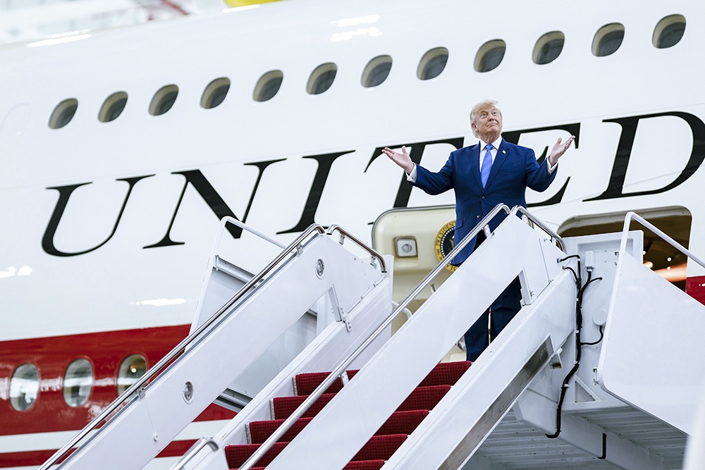 Дональд Трамп осматривает президентский самолет Air Force One. Дональд Трамп осматривает президентский самолет Air Force One.