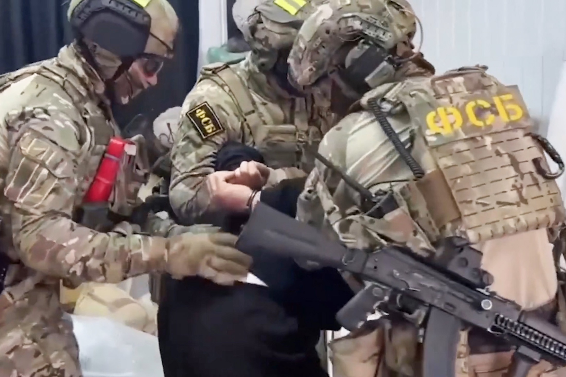 Сотрудники ФСБ вели украинских агентов через всю страну, следили за каждым их шагом и задержали в момент, когда они закончили сборку дронов.