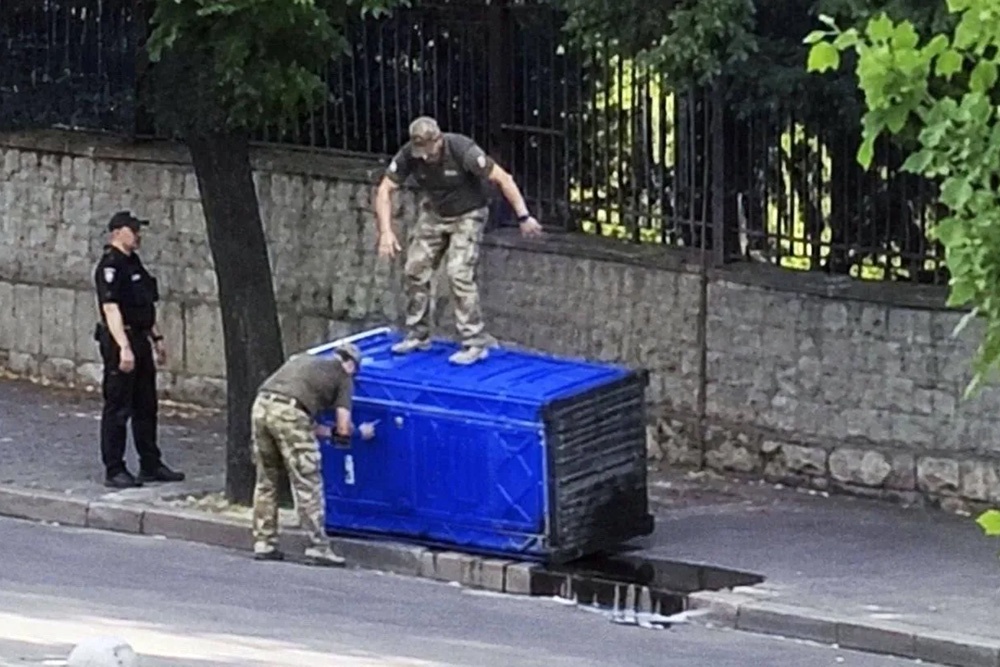 Таким образом военкомы пытались вызволить из кабинки прятавшегося украинца. Таким образом военкомы пытались вызволить из кабинки прятавшегося украинца.