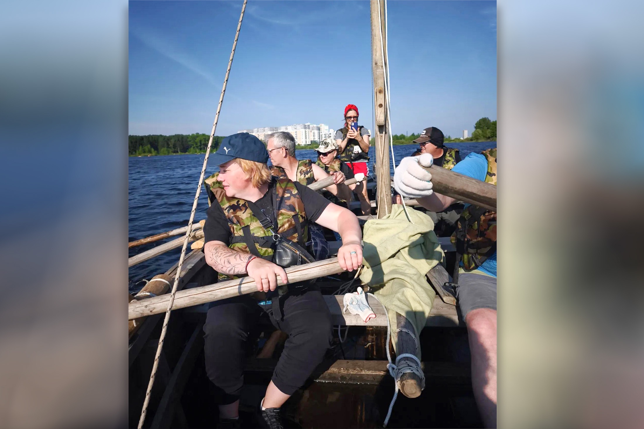 Вообще для такой гребли в наши дни надевают перчатки, но мы иногда их снимали и получили трудовые мозоли. 
