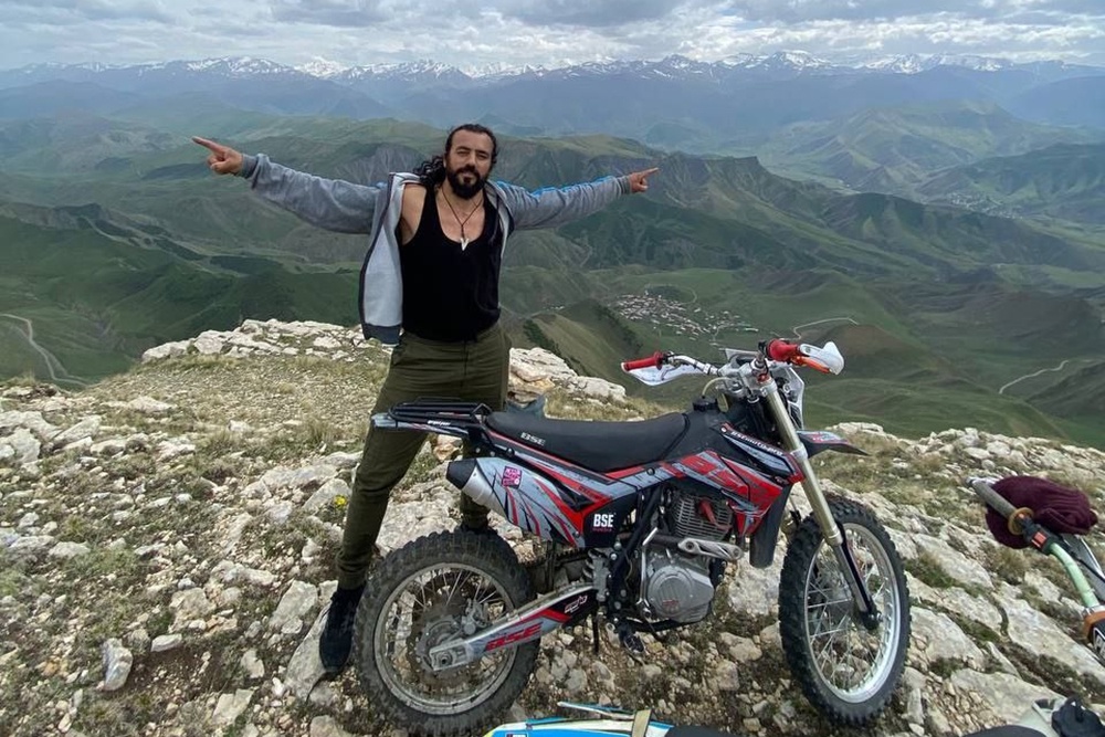 Камиль мечтает открыть в горах специализированный лагерь для всех желающих заниматься канатоходством.