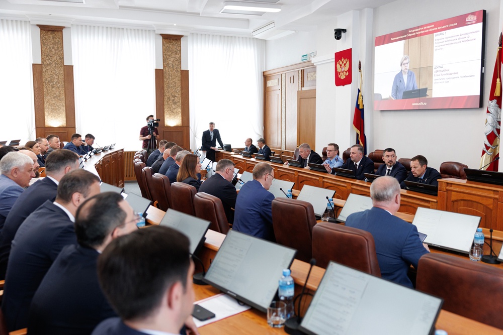 За час с небольшим депутаты рассмотрели почти три десятка вопросов.