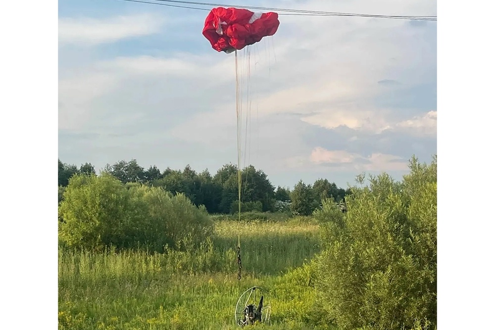 Парапланерист повис на проводах у села Визинга. Парапланерист повис на проводах у села Визинга.