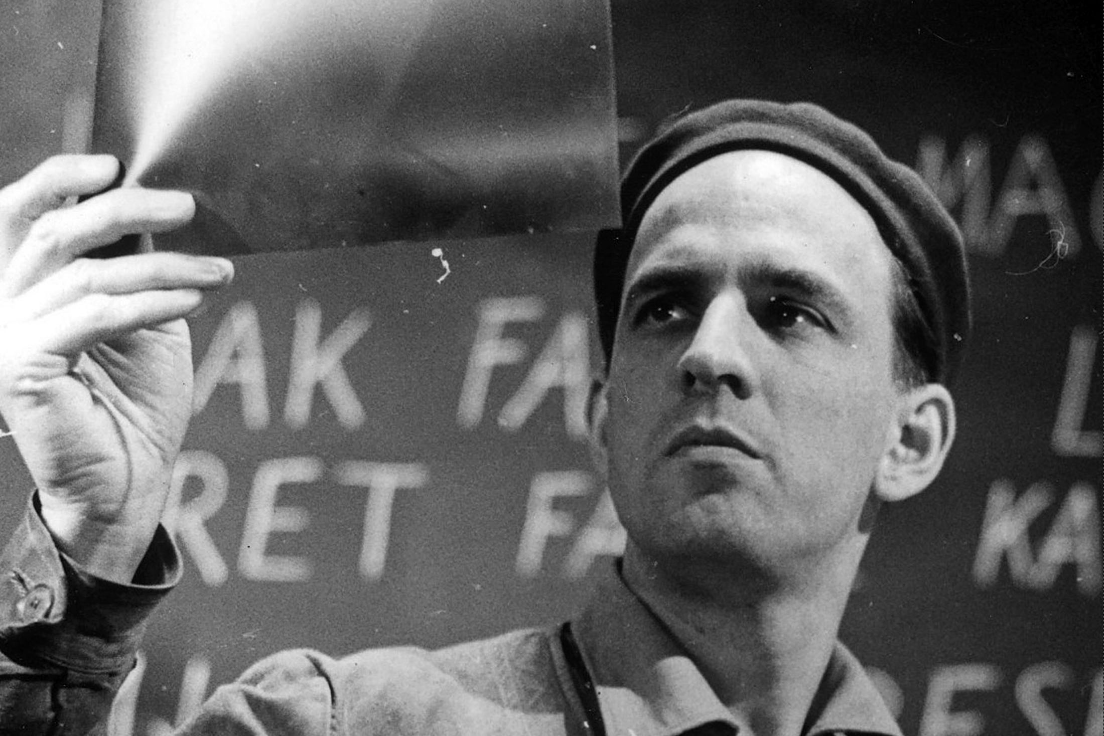 1957 год. Легендарный шведский кинорежиссер Ингмар Бергман. 1957 год. Легендарный шведский кинорежиссер Ингмар Бергман.