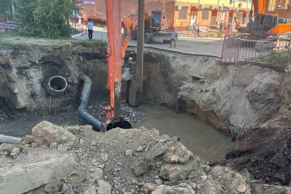 Авария на канализационном коллекторе в Новосибирске произошла двое суток назад.