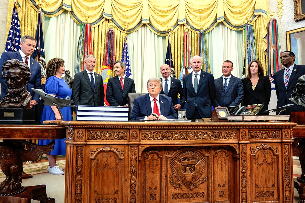 Трамп в Белом доме объявляет о прекращении временного перемирия с Ираном. Все довольно улыбаются.